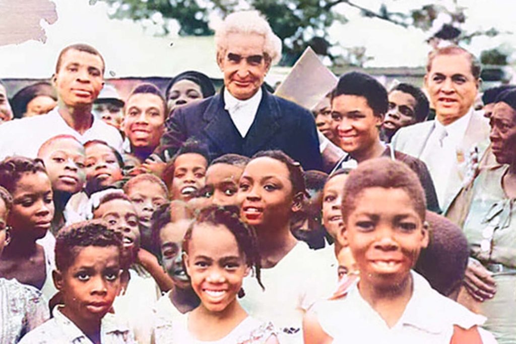 Alexander-Bustamante-standing-with-kids-in-Jamaica-Heroes-United.